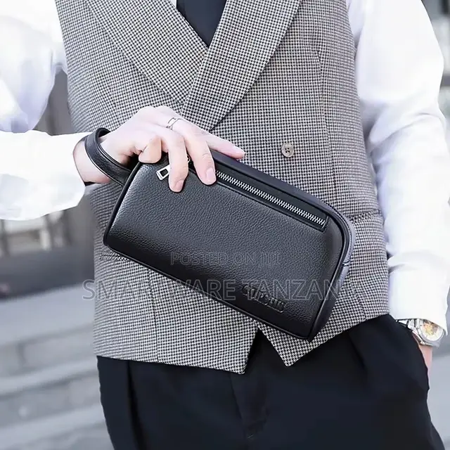 Travel Bag With 2 Zippered Closures For Men And Women