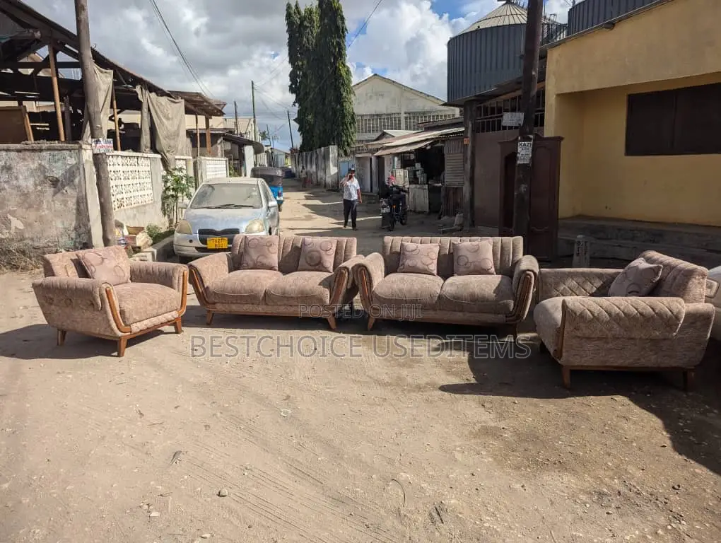 Sofa Set 2:2:1:1 Mbao Yake Ni Mninga Bado Zipo Kwenye Hali