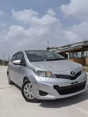 Toyota Vitz 2013 Silver