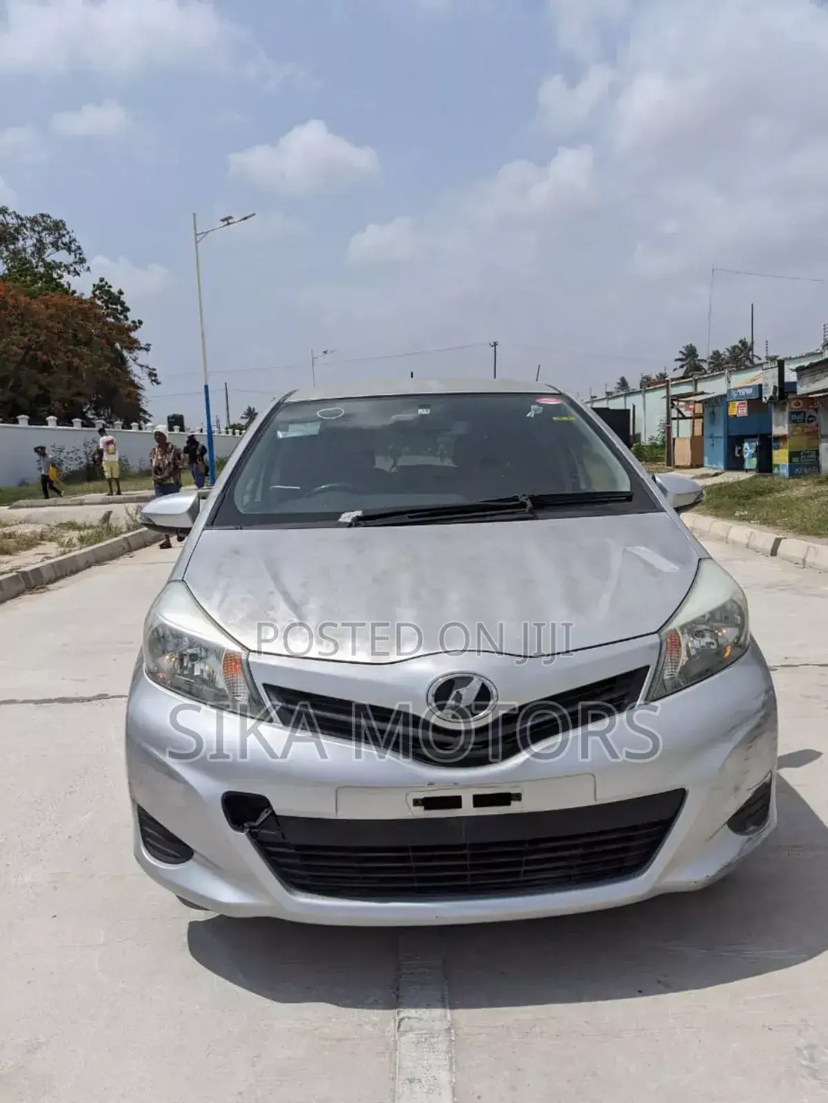 Toyota Vitz 2013 Silver
