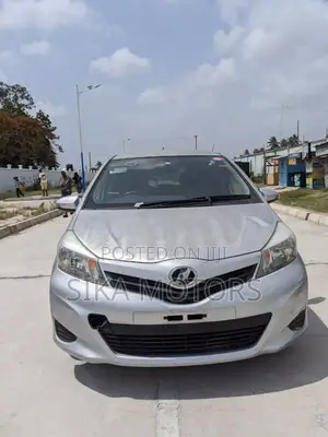 Toyota Vitz 2013 Silver