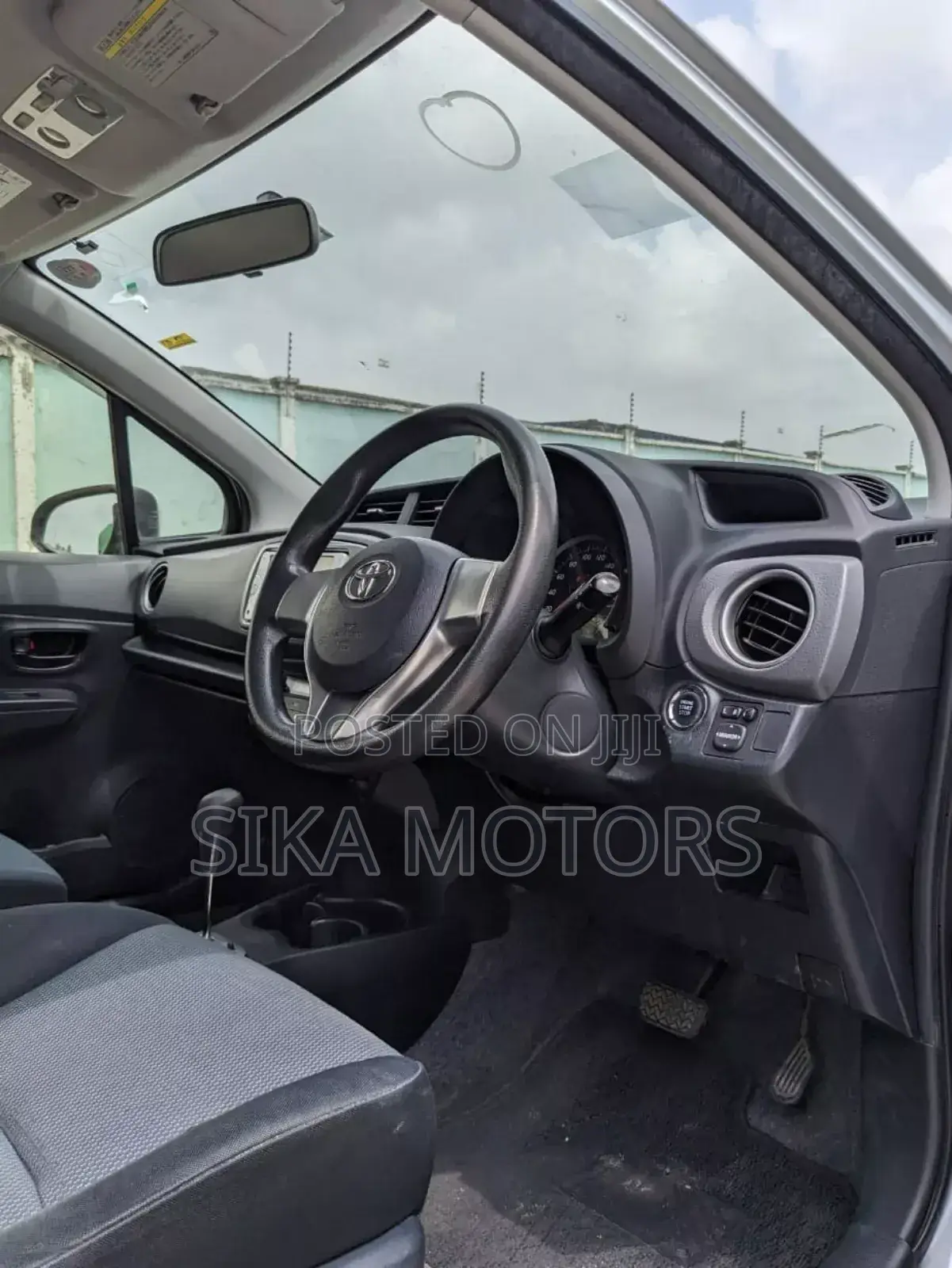 Toyota Vitz 2013 Silver