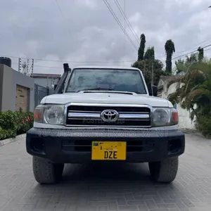 Toyota Land Cruiser 2005 White