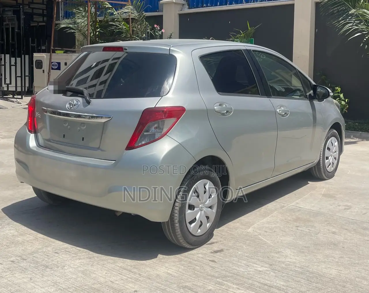 Toyota Vitz 1.0 FWD 5dr 2012 Silver
