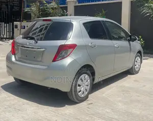 Toyota Vitz 1.0 FWD 5dr 2012 Silver