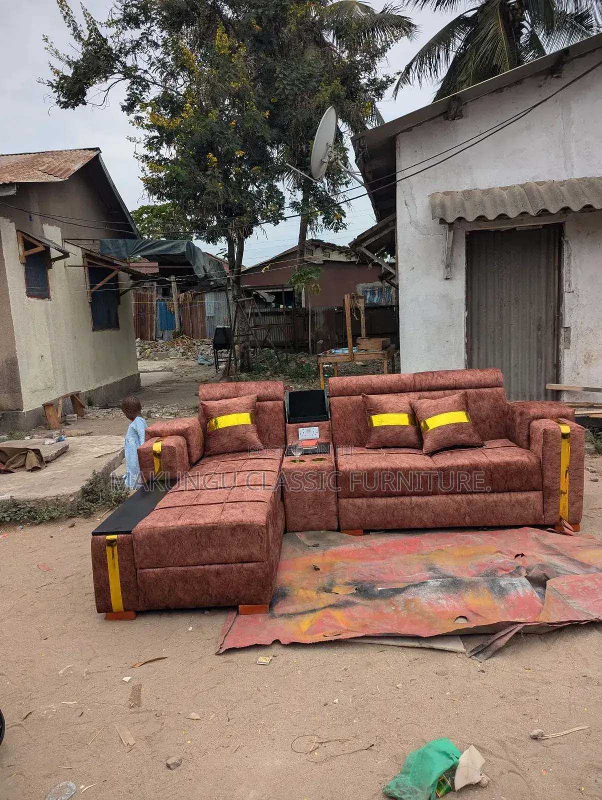 L Shaped Sofa Lenye Nafasi Nne Za Kukalia