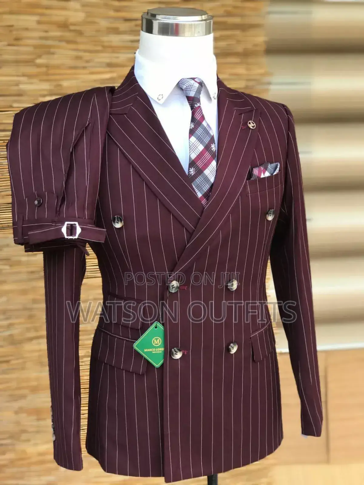 Suti Ya Maroon Ya Vifungo Vya Kawaida