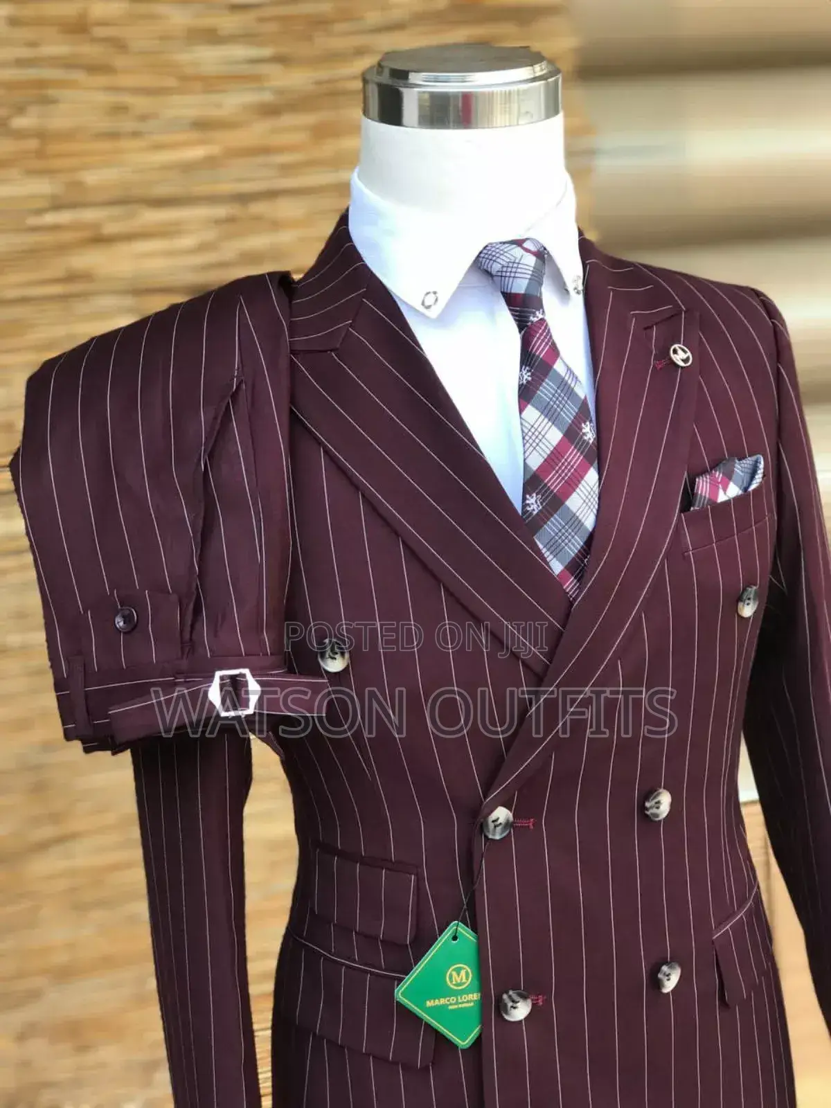 Suti Ya Maroon Ya Vifungo Vya Kawaida