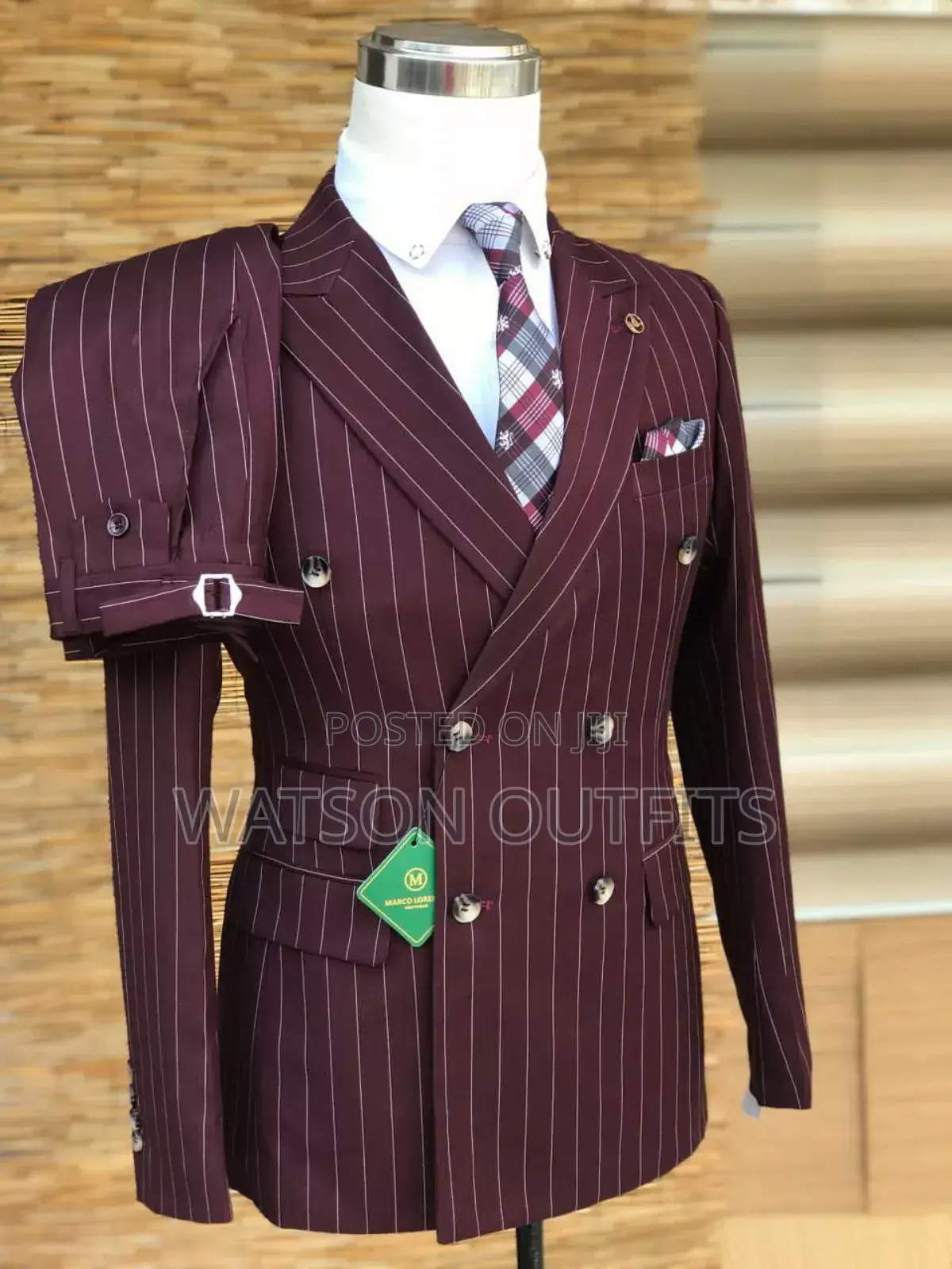 Suti Ya Maroon Ya Vifungo Vya Kawaida