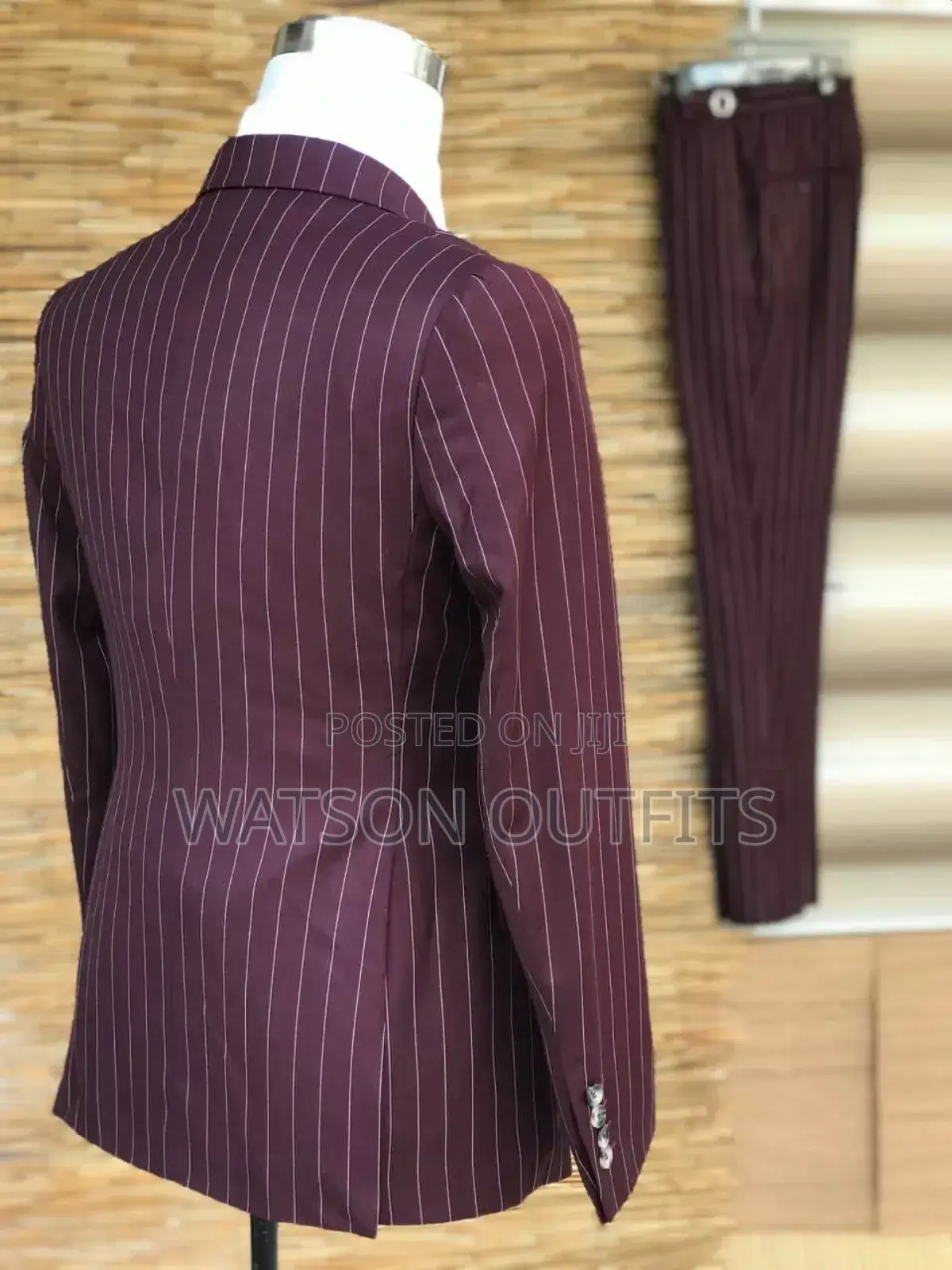 Suti Ya Maroon Ya Vifungo Vya Kawaida