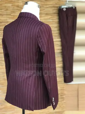 Suti Ya Maroon Ya Vifungo Vya Kawaida