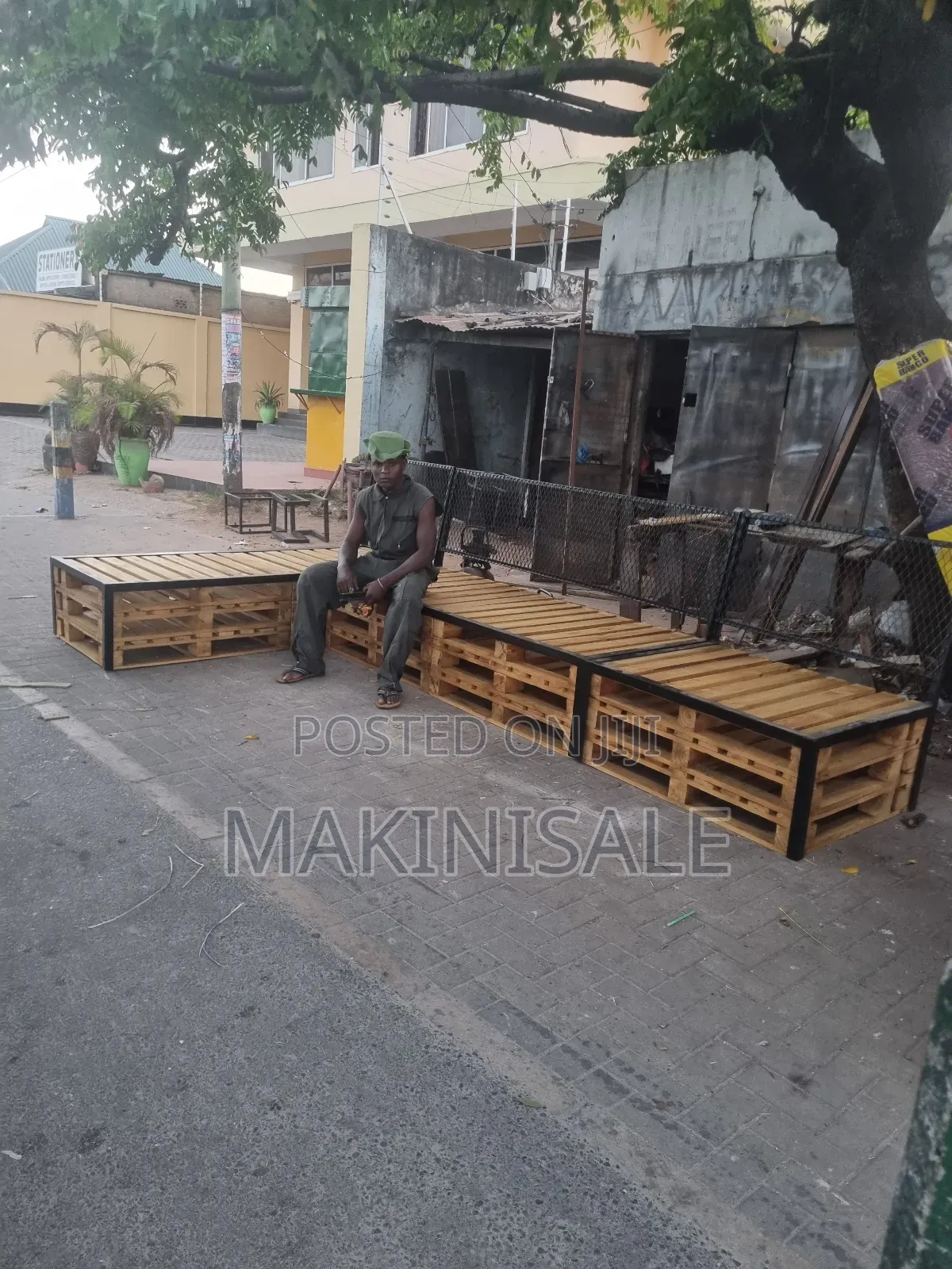 Pallet Sofa Ni Nzuri Na Chuma Juu