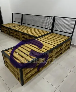 Pallet Sofa Ni Nzuri Na Chuma Juu