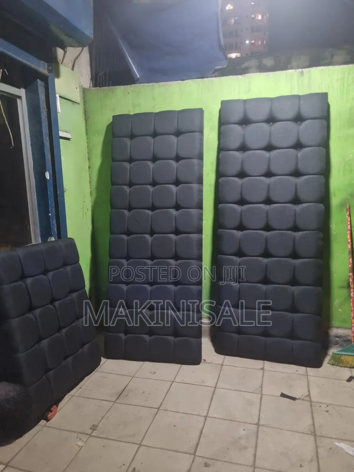 Pallet Sofa Ni Nzuri Na Chuma Juu