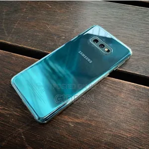 Photo - Samsung Galaxy S10e 128 GB Blue