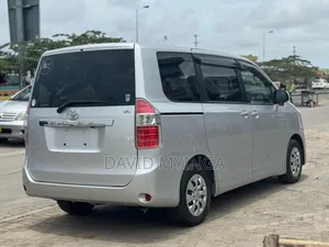 Toyota Noah 2009 Silver