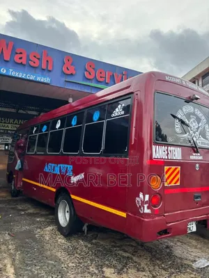 Mitsubishi Fuso Rosa 2000 Red