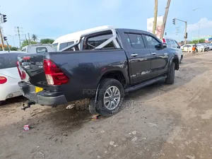 Photo - Toyota Hilux 2019 Gray