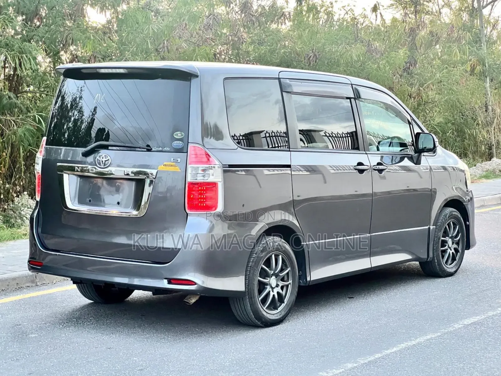 Toyota Noah 2009 Gray