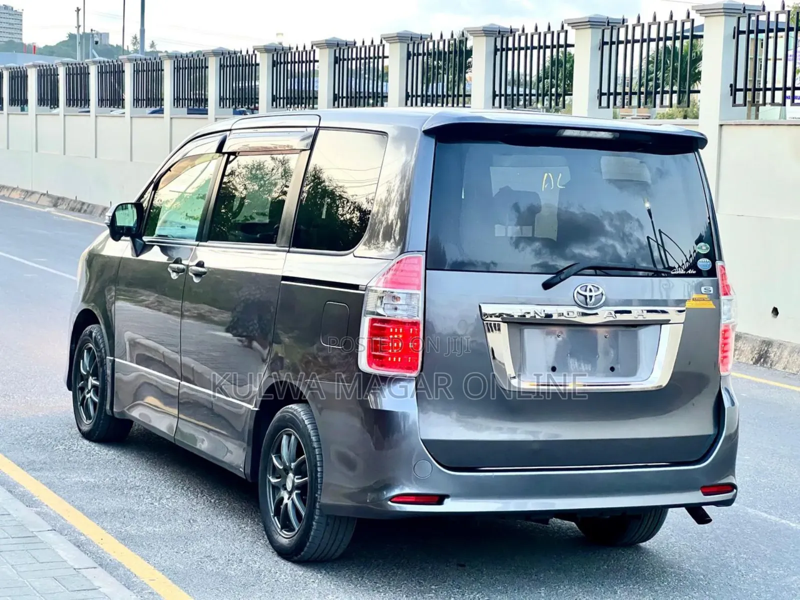 Toyota Noah 2009 Gray