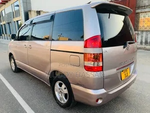 Toyota Noah 2004 Gold