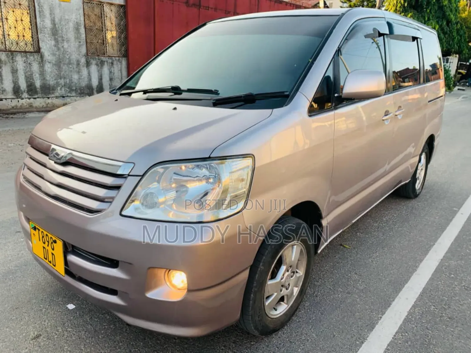 Toyota Noah 2004 Gold