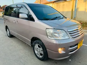 Toyota Noah 2004 Gold