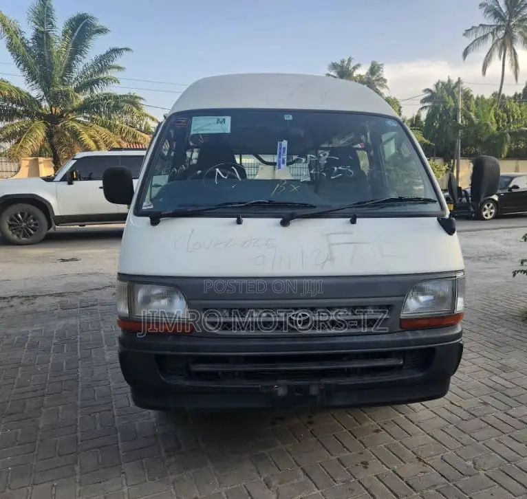 Toyota HiAce 2005 White