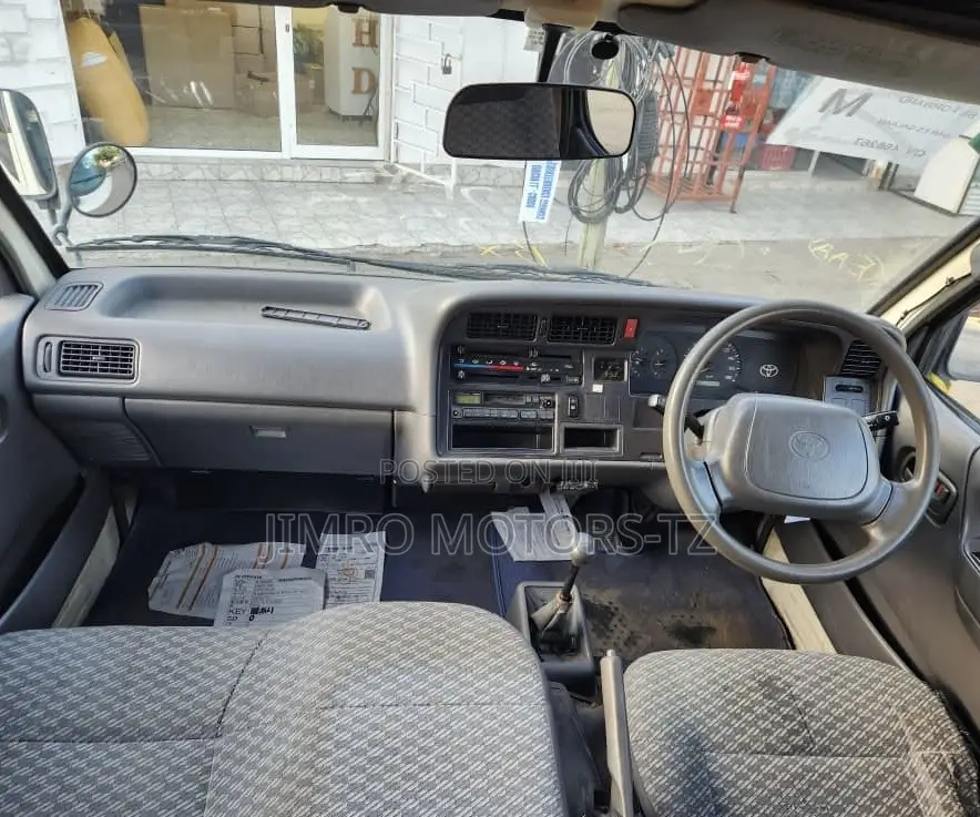 Toyota HiAce 2005 White