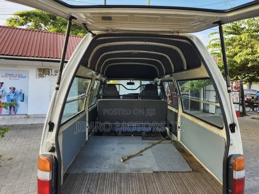Toyota HiAce 2005 White
