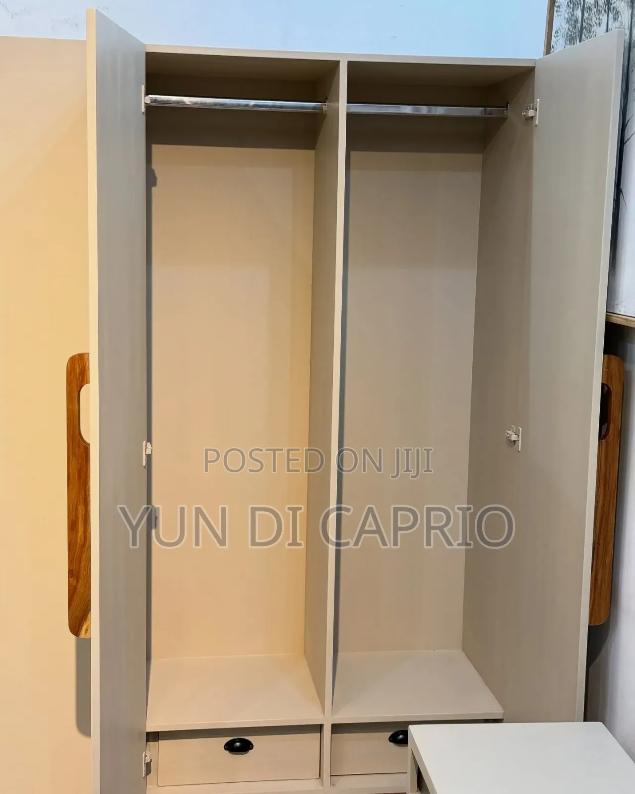 Kabati Za Nguo Milango Minne