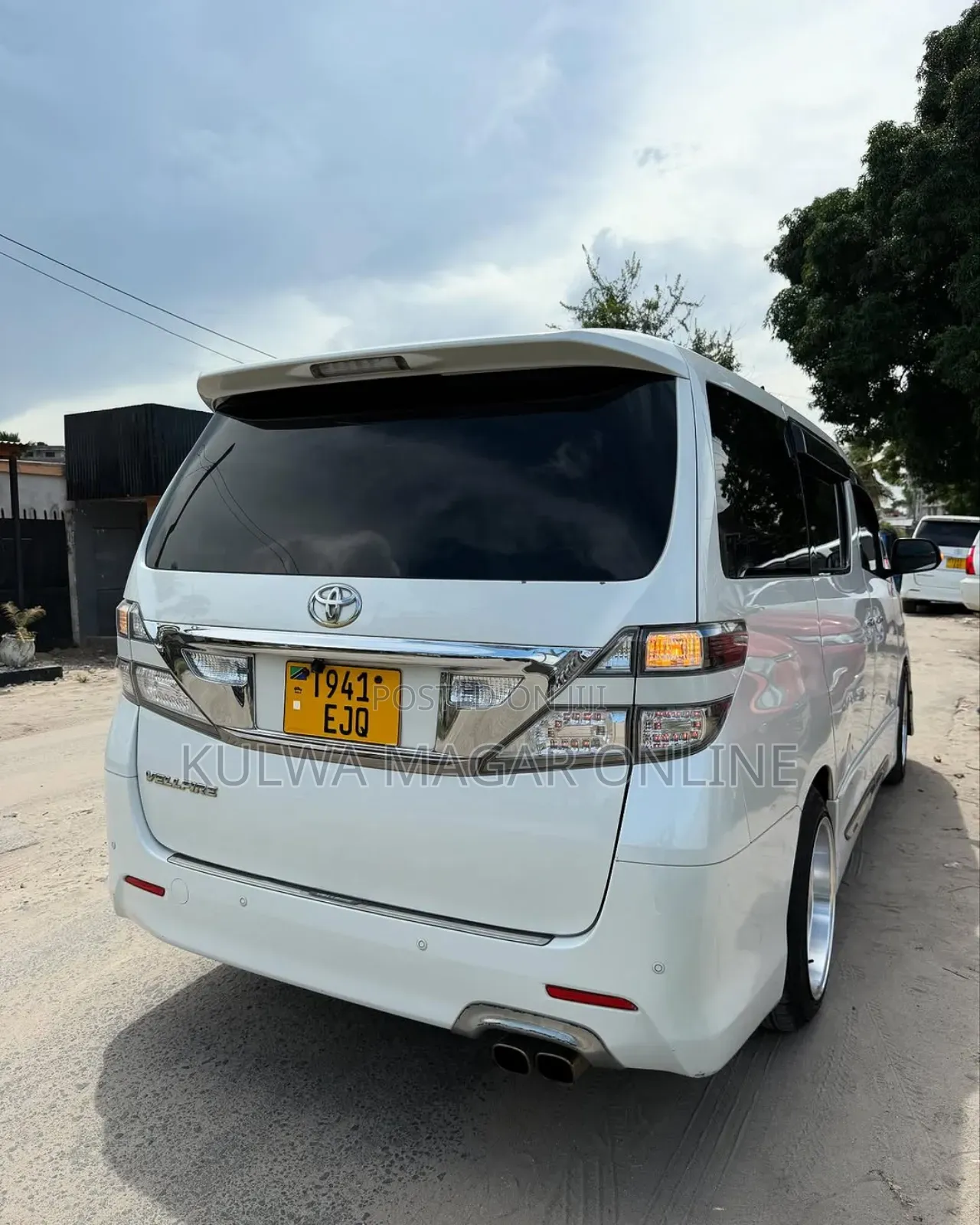 Toyota Vellfire 2010 White