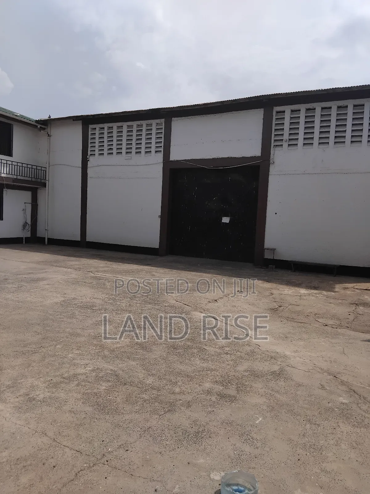 Warehouse for Sale in Changombe