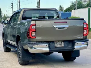 Toyota Hilux 2021 Green