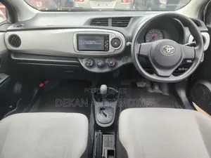 Toyota Vitz 1.3 FWD 5dr 2011 Gray
