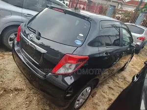 Toyota Vitz 1.3 FWD 5dr 2011 Gray