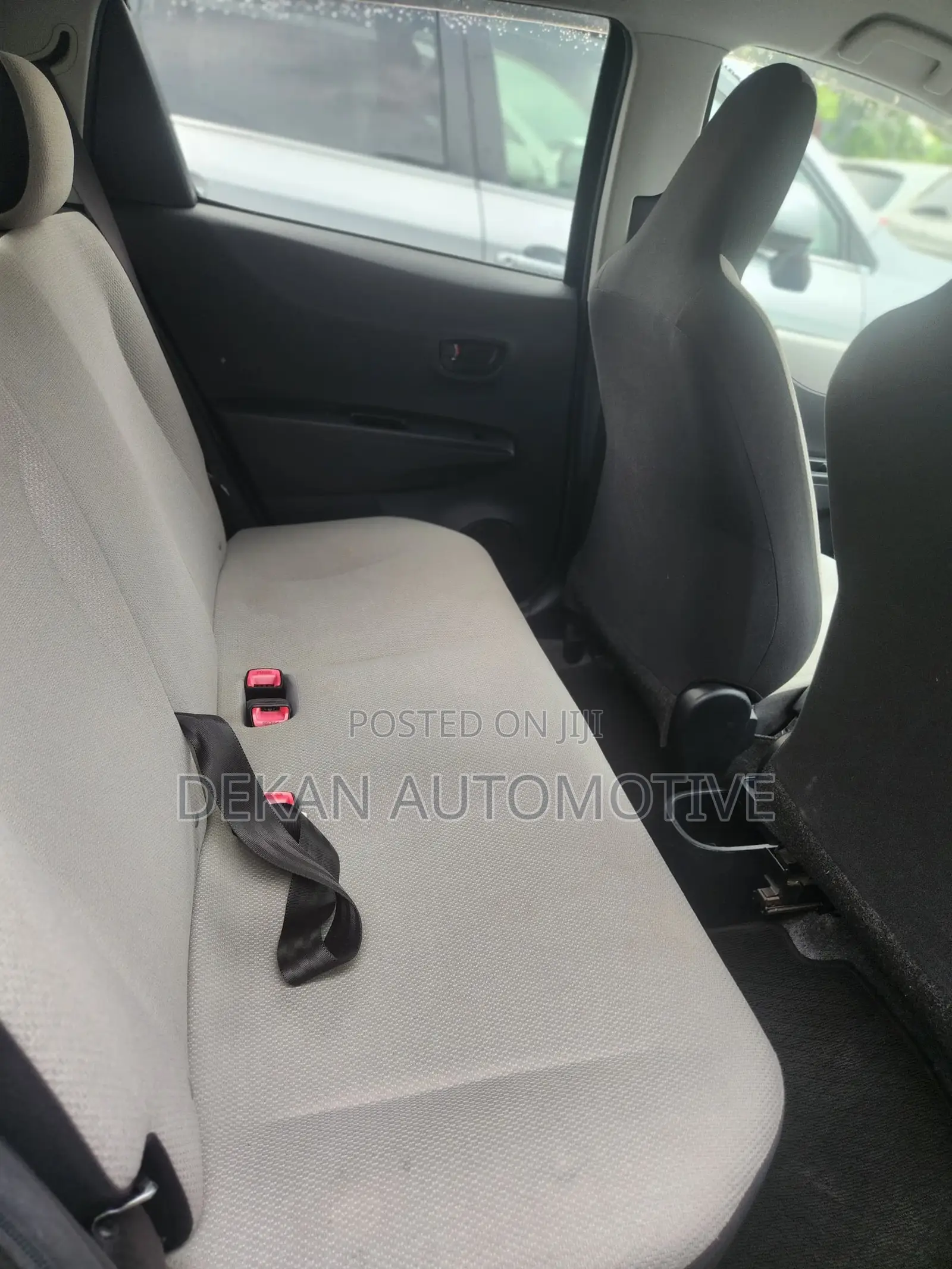Toyota Vitz 1.3 FWD 5dr 2011 Gray