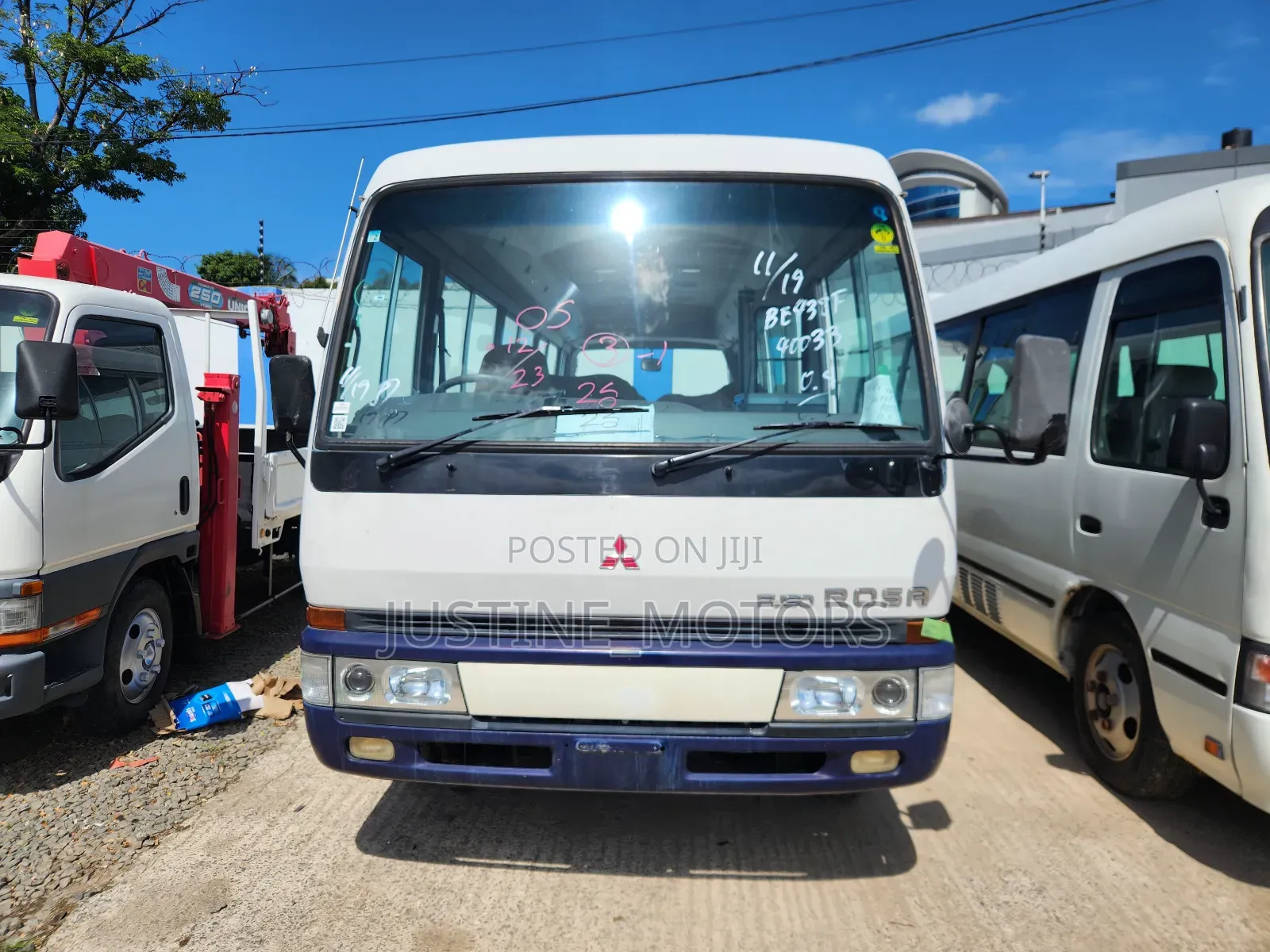 Mitsubishi Fuso Rosa 2000 White