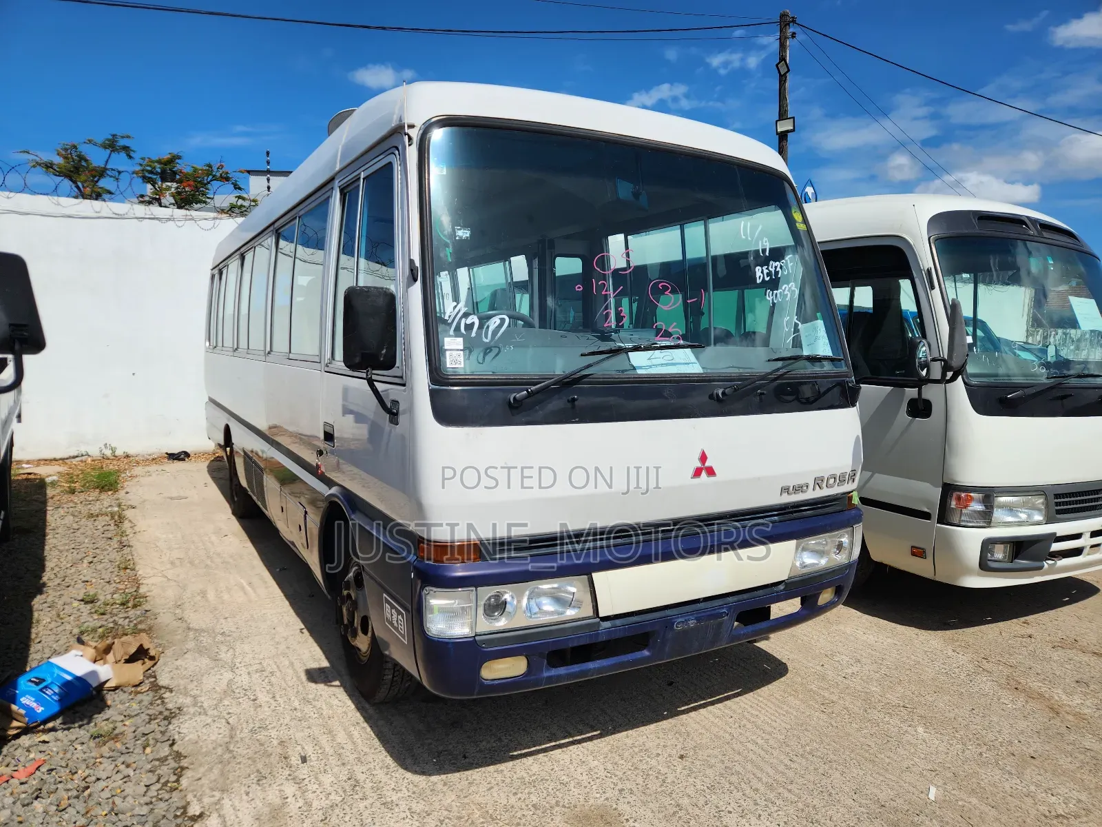 Mitsubishi Fuso Rosa 2000 White