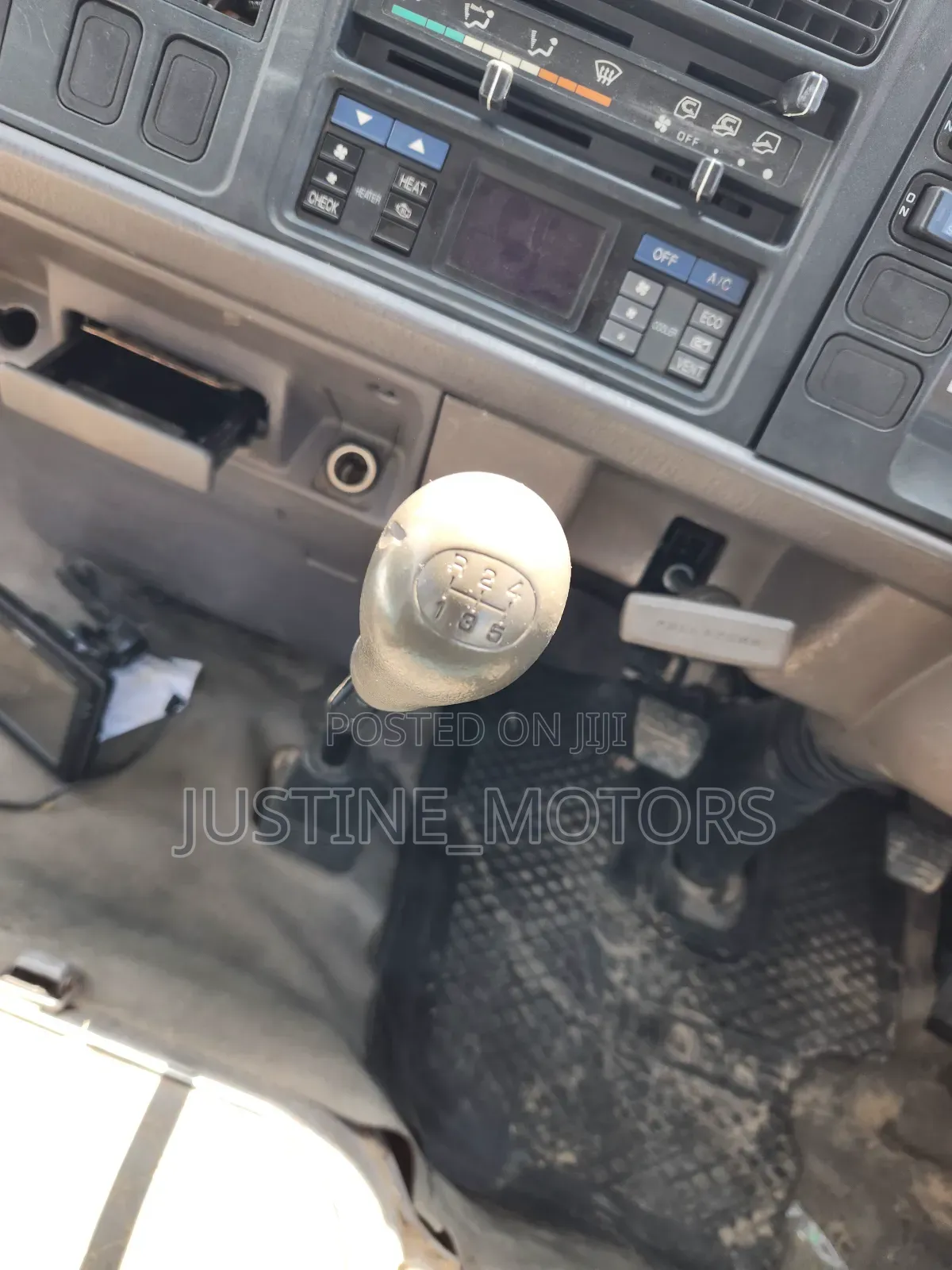 Mitsubishi Fuso Rosa 2000 White