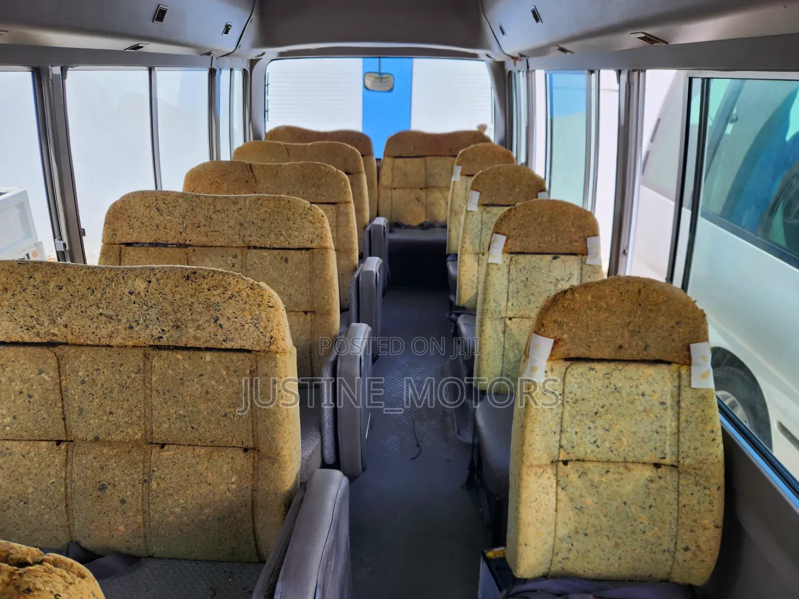 Mitsubishi Fuso Rosa 2000 White