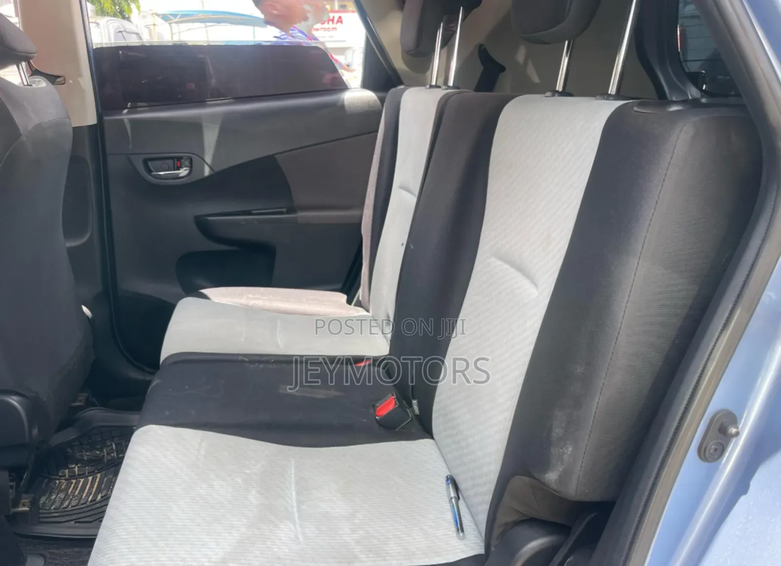 Toyota Ractis 2011 Silver