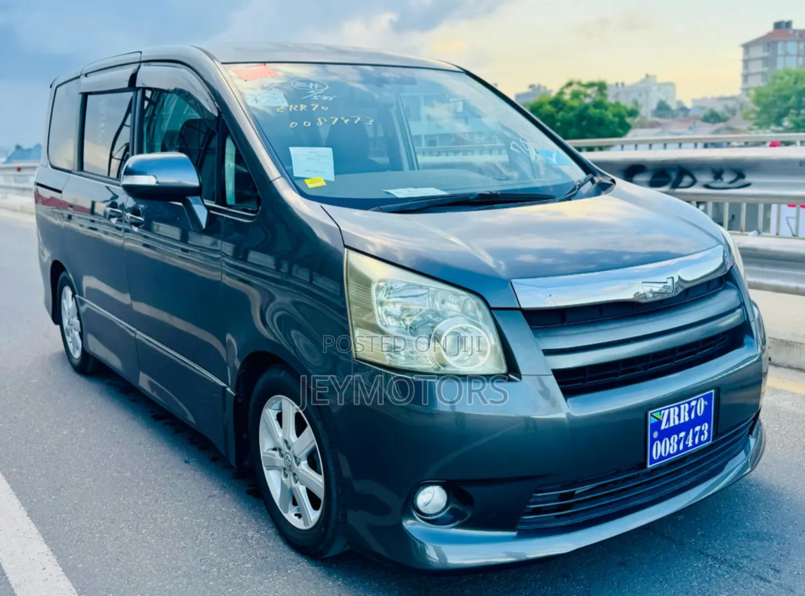 Toyota Noah 2009 Gray