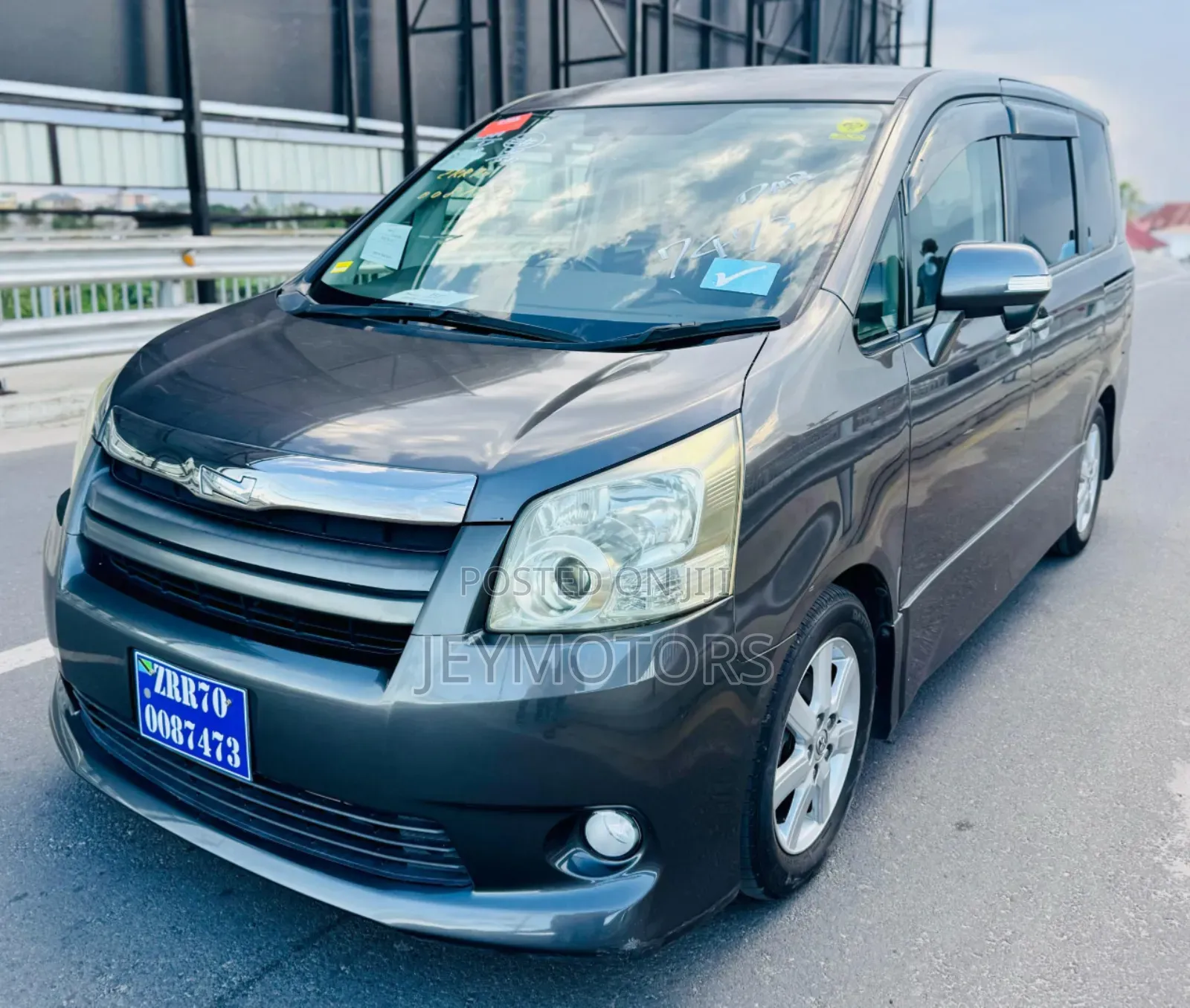 Toyota Noah 2009 Gray