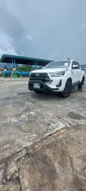 Toyota Hilux 2022 White