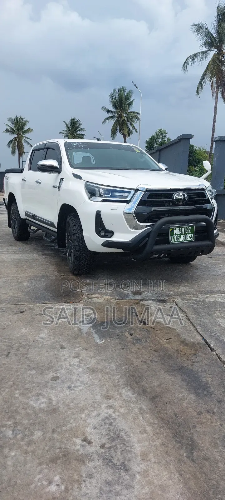 Toyota Hilux 2022 White