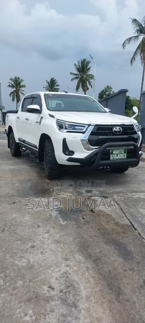 Toyota Hilux 2022 White
