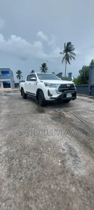 Toyota Hilux 2022 White