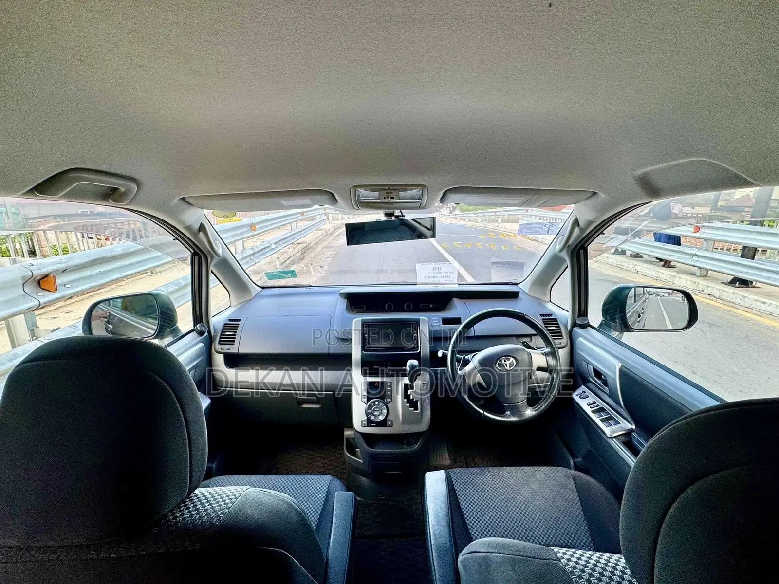 Toyota Noah 2.0 143hp AWD (7 Seater) 2009 Gray