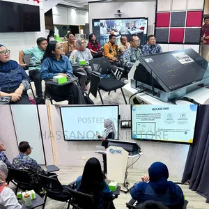 Iq NDP 500 Digital Podium With E Desktop Table